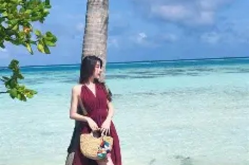 王思聪前女友黄一鸣被曝猛料 被60岁大爷包 嚣张回应 闪闪生父被