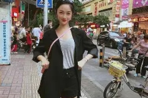 百万网红当众辱骂网友言语恶毒诅咒家人黑料曝光引发众怒