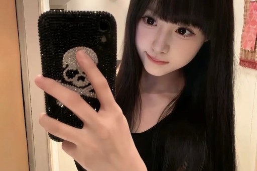 加拿大前总理儿子拍性感大片秀腹肌！硬蹭准继母水果姐热度网友：呃……