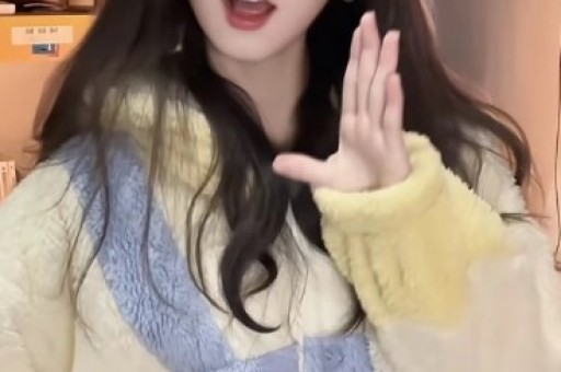抖音初代网红 x 严谨泳装照